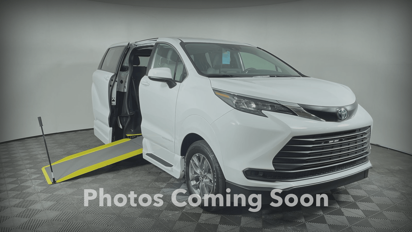 2025 Toyota Sienna AWD LE